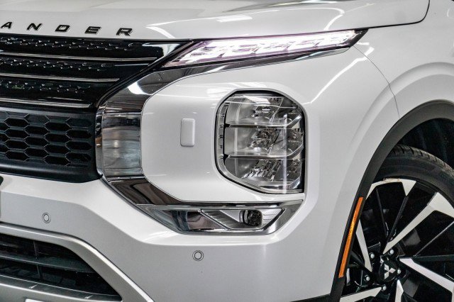 New 2025 Mitsubishi Outlander SE image 2