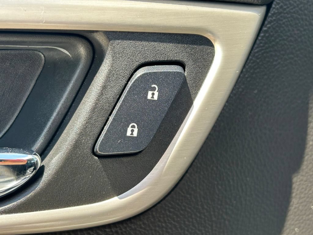 Used 2017 GMC Yukon Denali RWD image 28