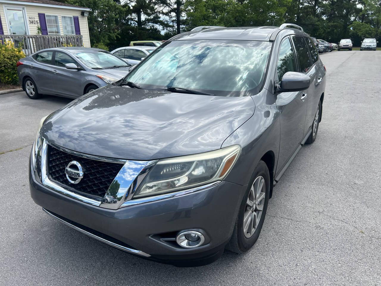 Used 2015 Nissan Pathfinder SV FWD image 1