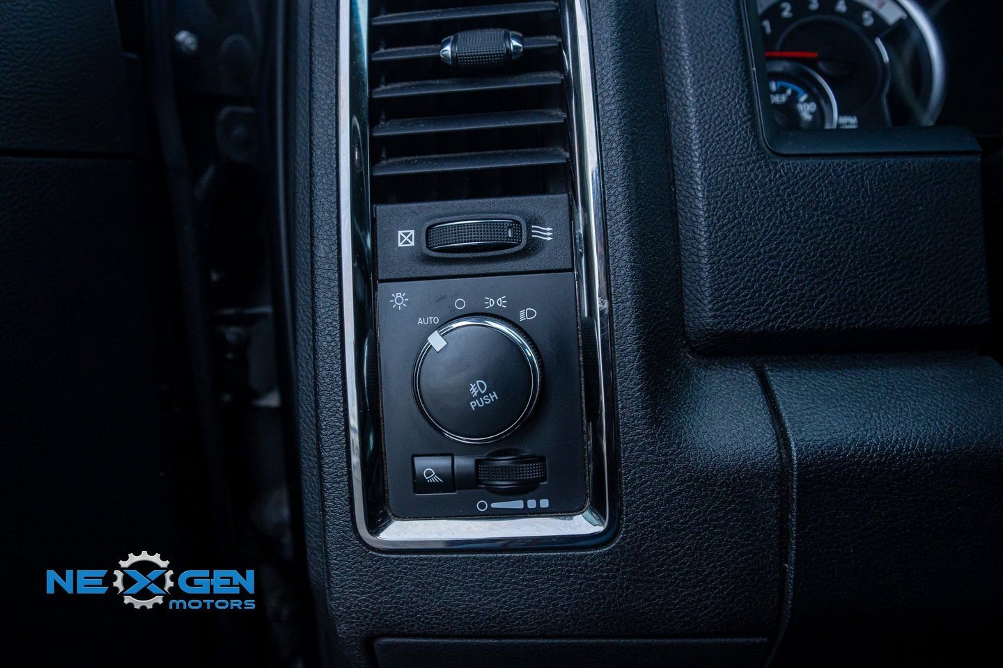 Used 2018 RAM 3500 Laramie w/ Sport Appearance Group image 13