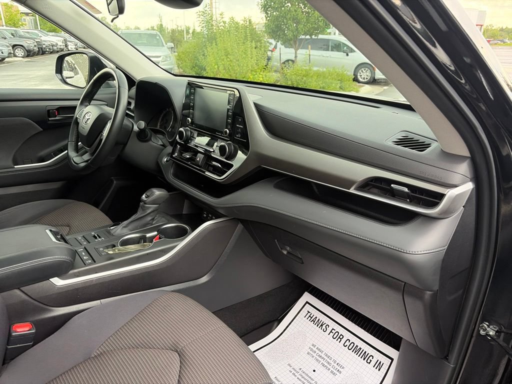 Used 2022 Toyota Highlander LE AWD/4WD image 14