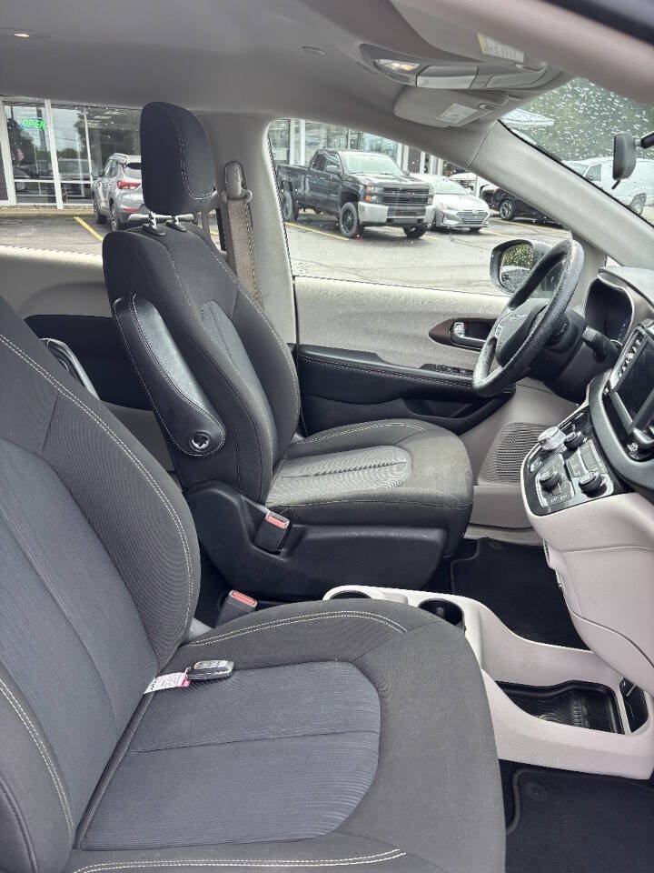 Used 2020 Chrysler Voyager LX FWD image 5