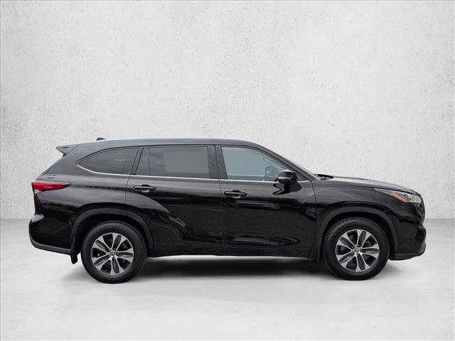 Used 2022 Toyota Highlander XLE AWD/4WD image 4