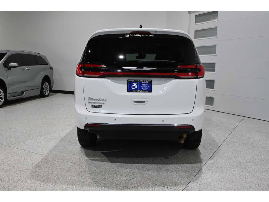 Used 2024 Chrysler Pacifica Touring-L FWD image 7