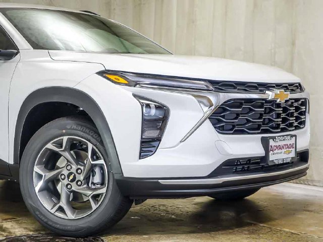 New 2026 Chevrolet Trax LT w/ Driver Confidence Package FWD image 3