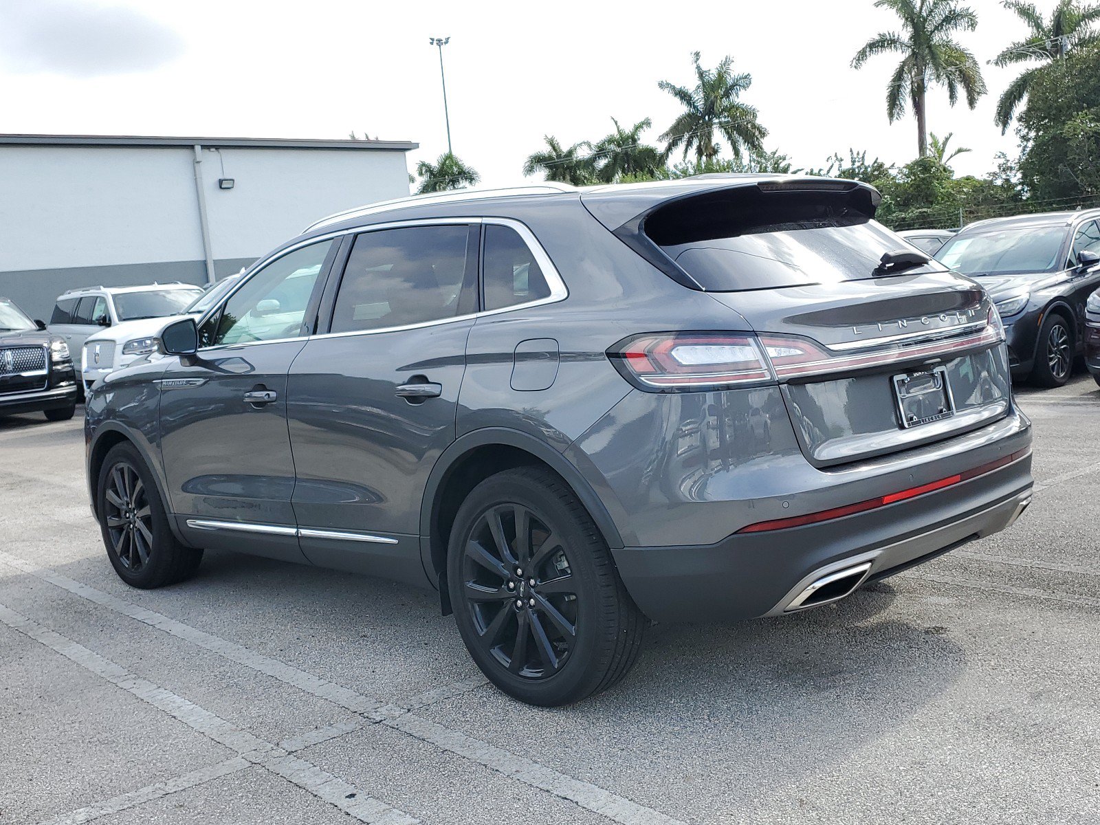 Used 2023 Lincoln Nautilus Reserve w/ Monochromatic Package AWD/4WD image 4