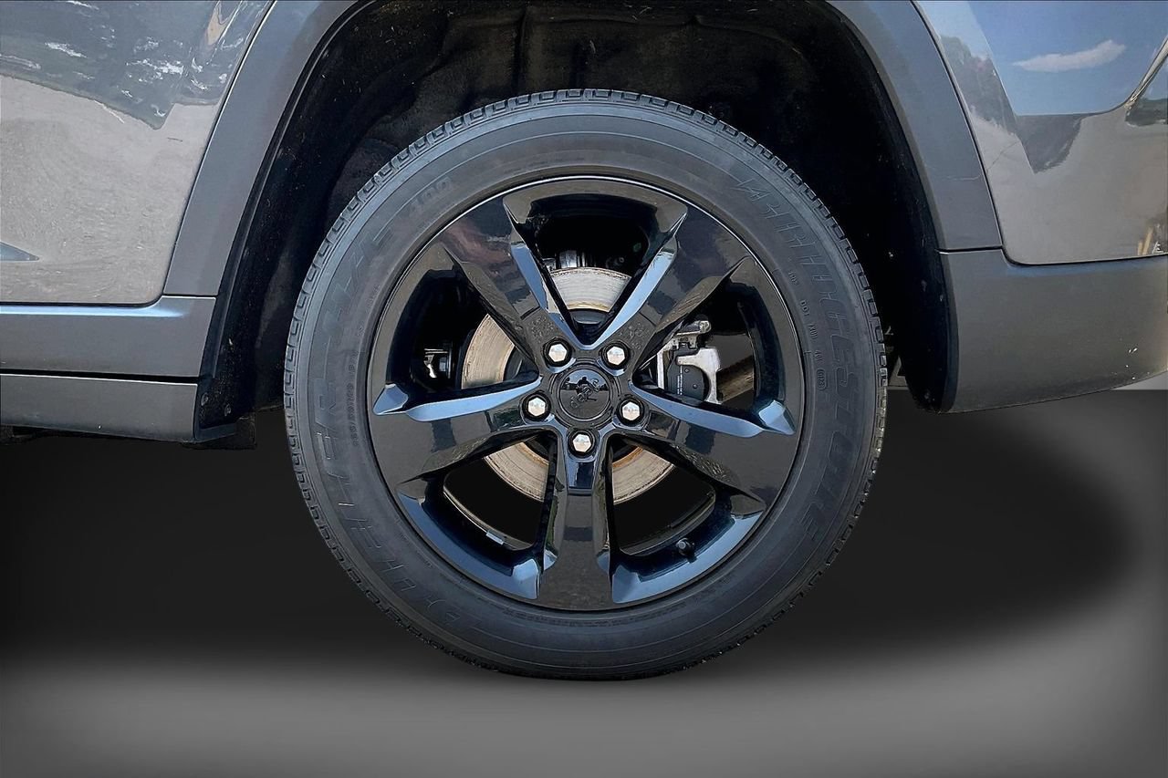 Used 2023 Jeep Grand Cherokee Altitude AWD/4WD image 34
