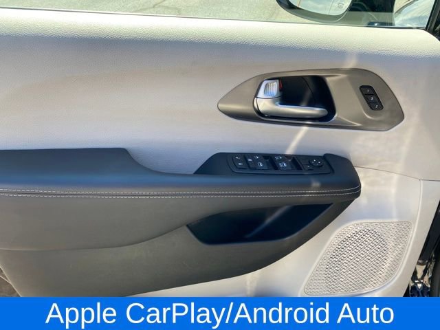 Used 2024 Chrysler Pacifica Touring-L image 16