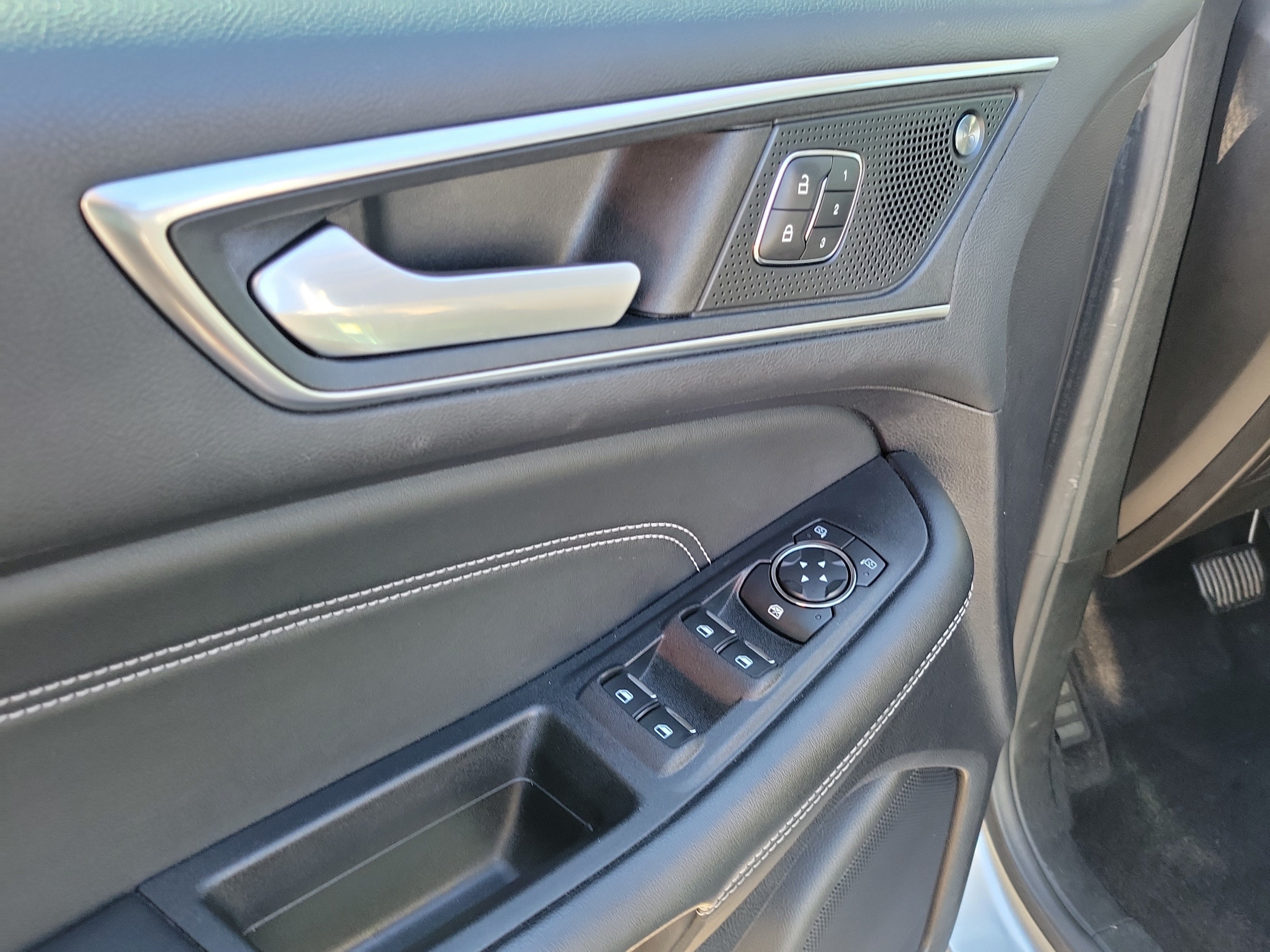 Used 2022 Ford Edge Titanium AWD/4WD image 17