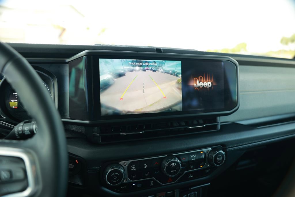 Used 2025 Jeep Wrangler Unlimited Sahara image 25