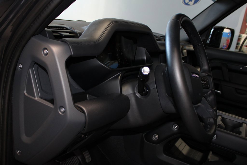 Used 2025 Land Rover Defender 110 X-Dynamic SE image 12