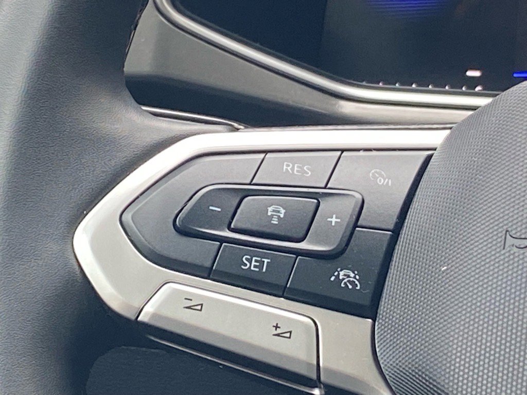 Used 2025 Volkswagen Taos SE image 5