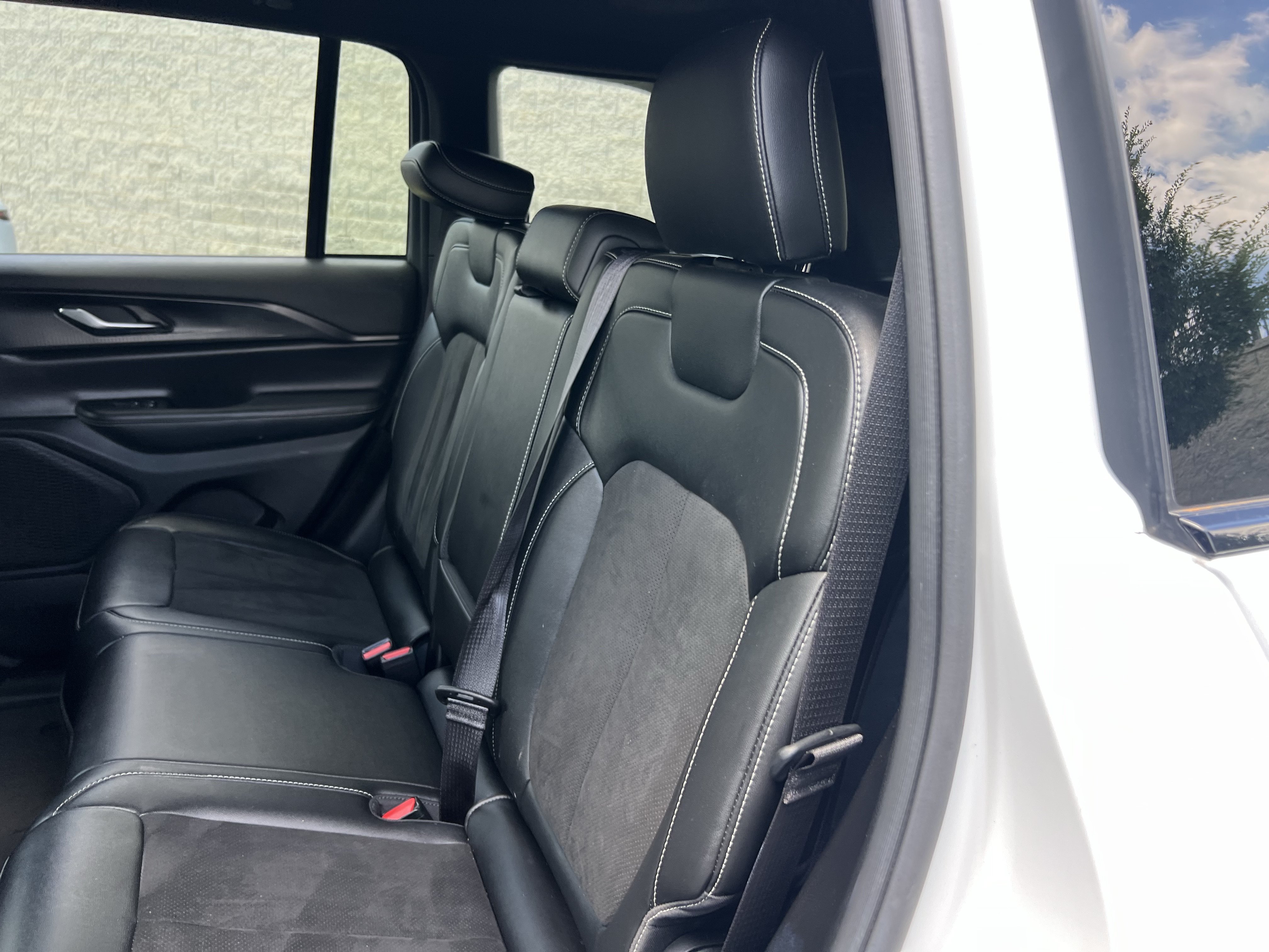 Used 2023 Jeep Grand Cherokee Altitude RWD image 27