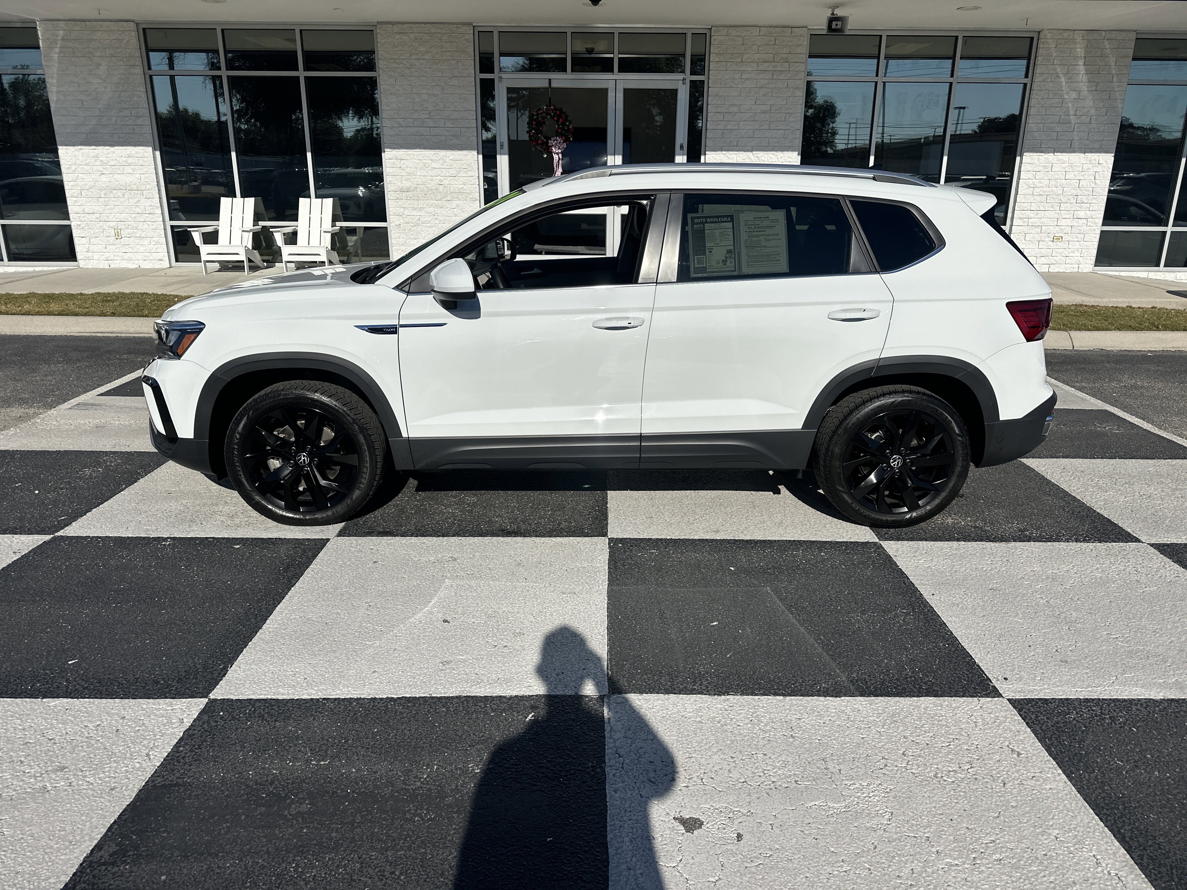 Used 2024 Volkswagen Taos SE w/ Panoramic Sunroof Package