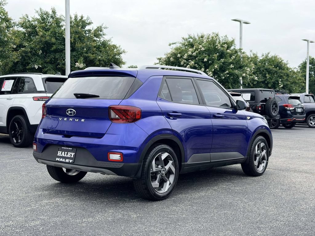 Used 2022 Hyundai Venue Limited w/ Cargo Package FWD image 2