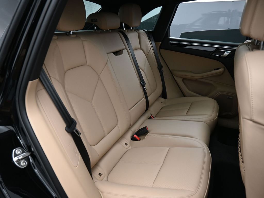 Used 2025 Porsche Macan AWD/4WD image 27