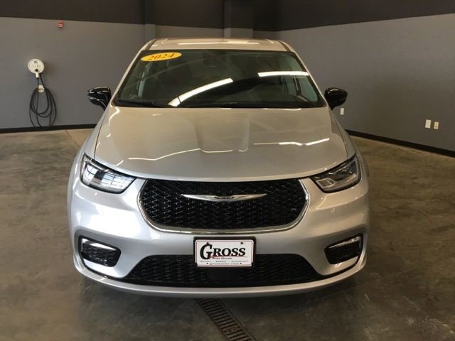 Used 2024 Chrysler Pacifica Touring-L FWD image 2