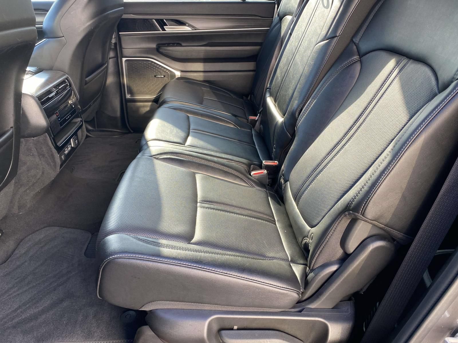 Used 2024 Jeep Wagoneer L Series II RWD image 11