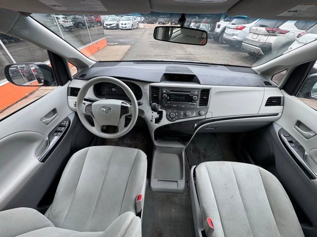Used 2014 Toyota Sienna L FWD image 17