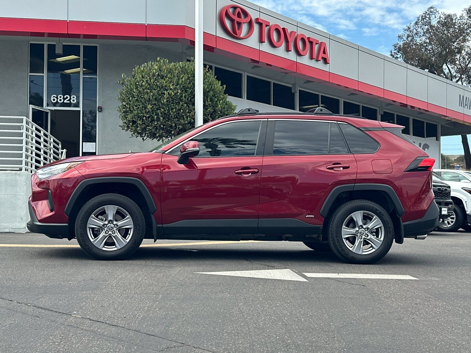Used 2023 Toyota RAV4 XLE w/ Convenience Package AWD/4WD image 2
