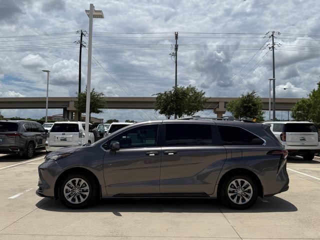 Used 2023 Toyota Sienna LE w/ LE Plus Package FWD image 4