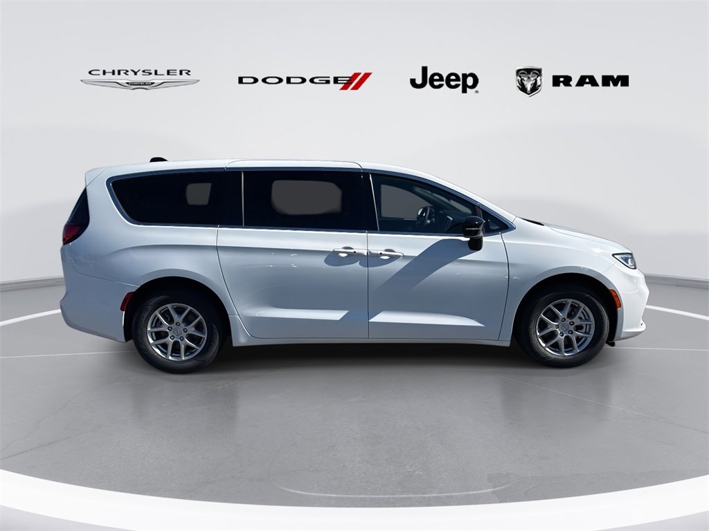 New 2026 Chrysler Pacifica Select image 2