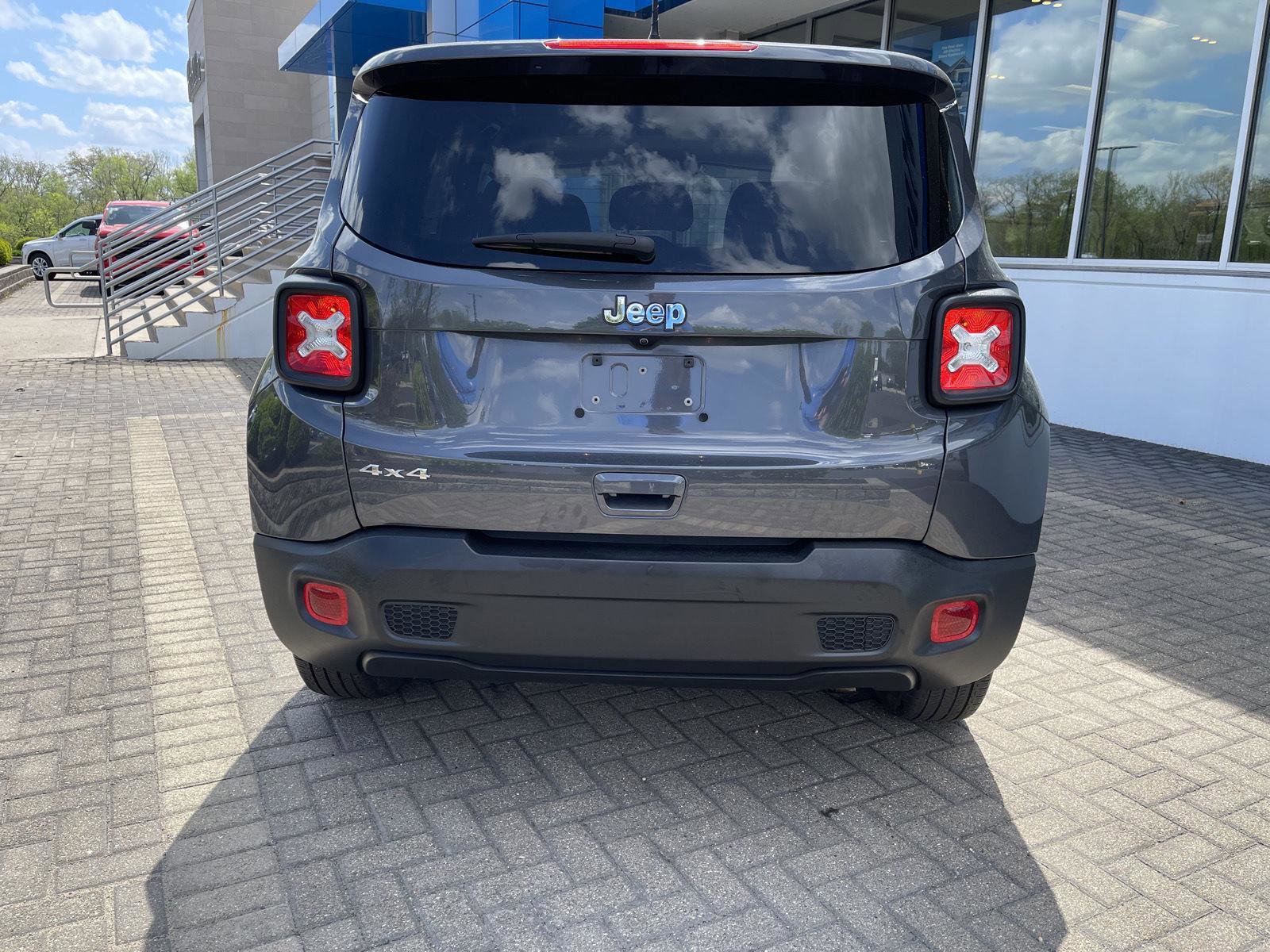 Used 2023 Jeep Renegade Latitude AWD/4WD image 4