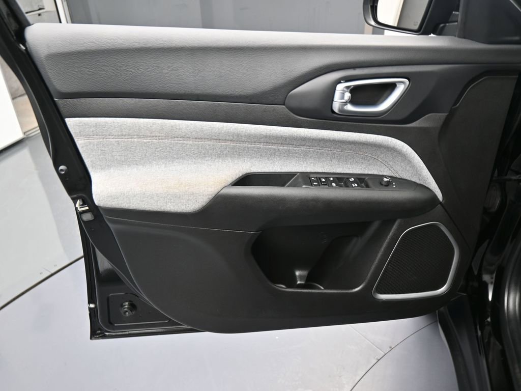 Used 2024 Jeep Compass Latitude image 13