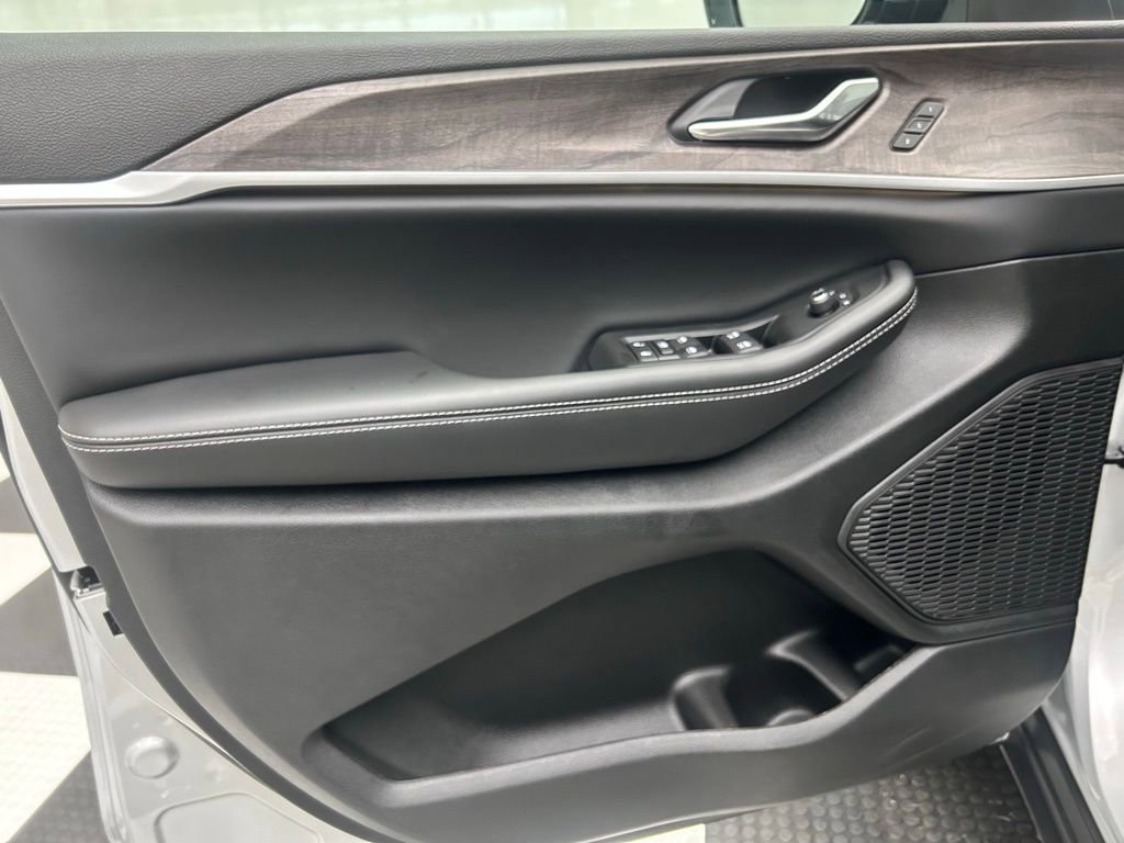 New 2025 Jeep Grand Cherokee Limited image 10