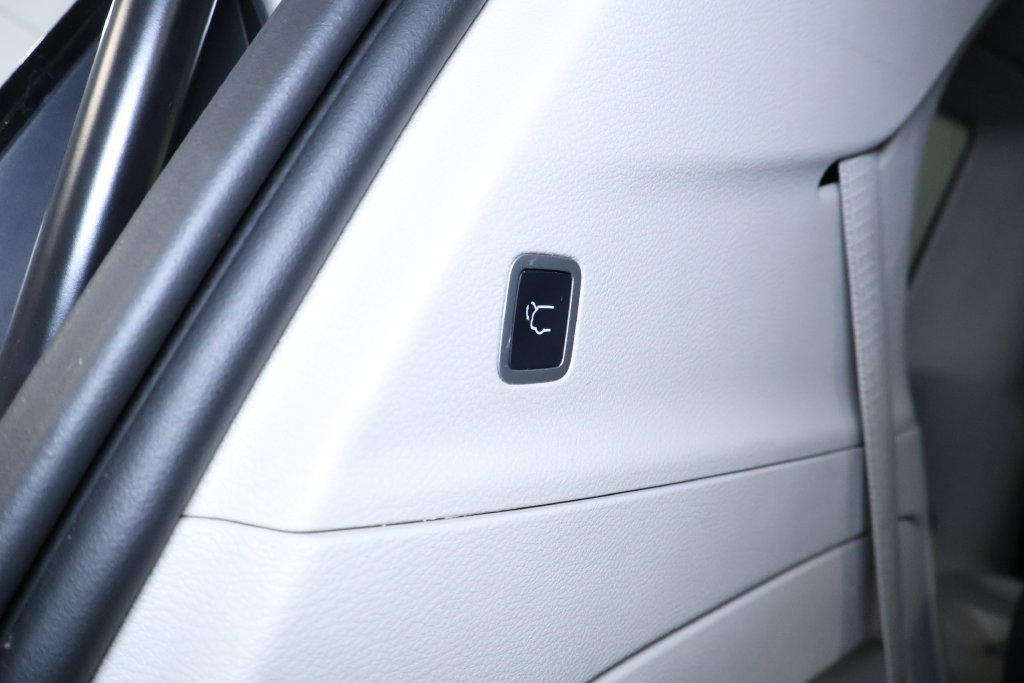 Used 2023 Chrysler Voyager LX FWD image 17