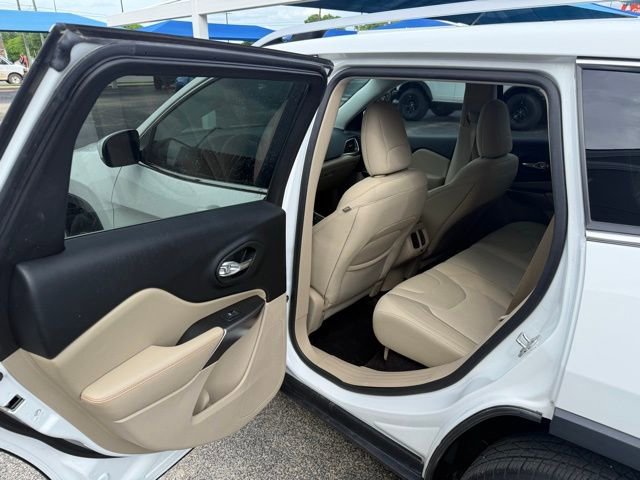 Used 2019 Jeep Cherokee Latitude w/ Popular Appearance Group image 11