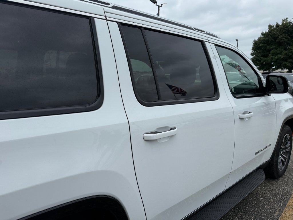 Used 2025 Jeep Wagoneer L Series II AWD/4WD image 40