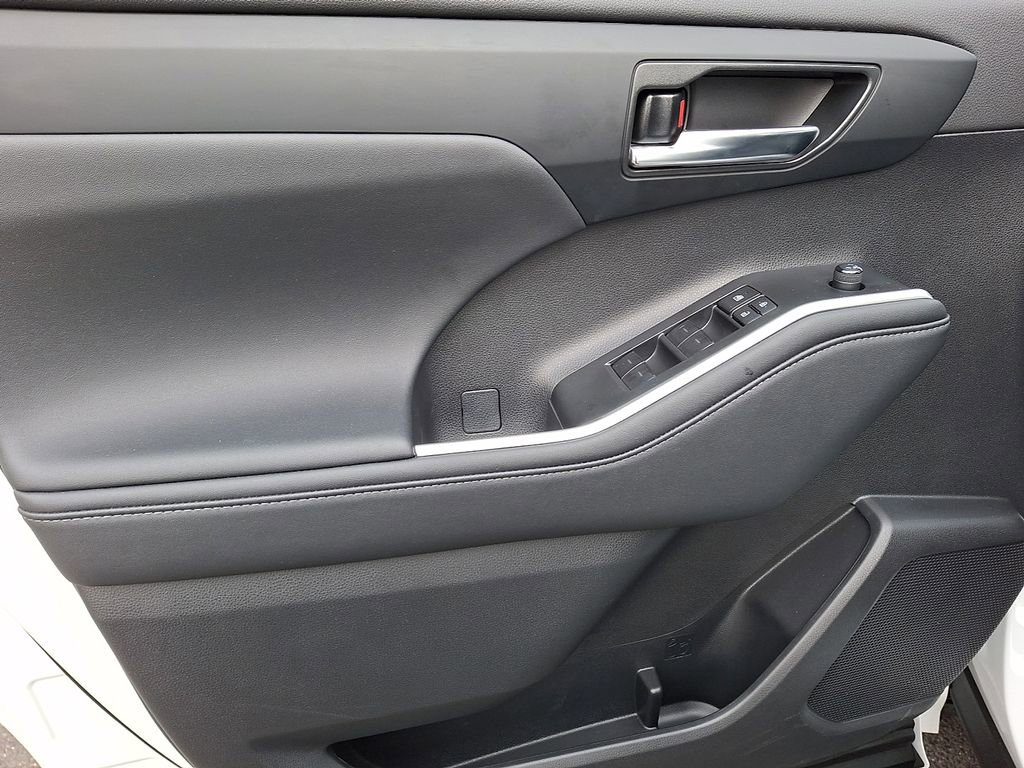 Used 2024 Toyota Highlander XLE image 12