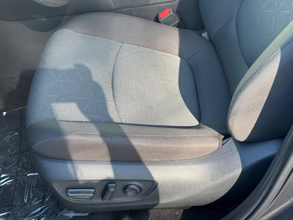Used 2025 Toyota RAV4 XLE AWD/4WD image 19