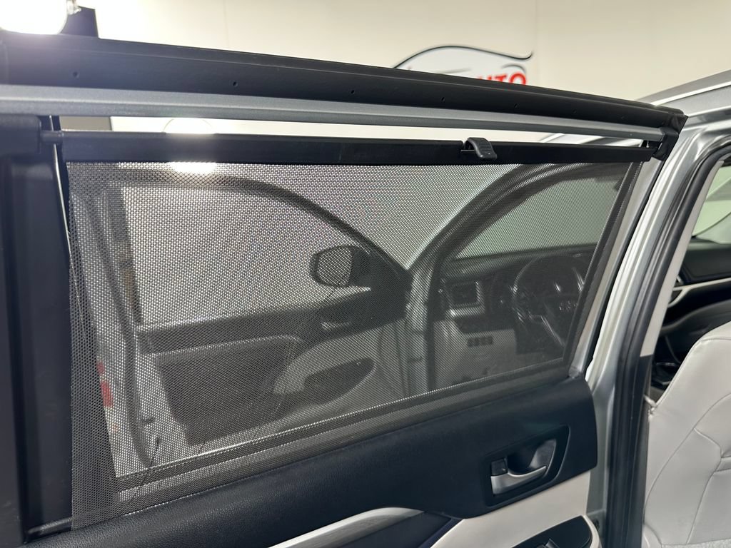 Used 2019 Toyota Highlander Limited w/ Carpet Mat Package (TMS) AWD/4WD image 25