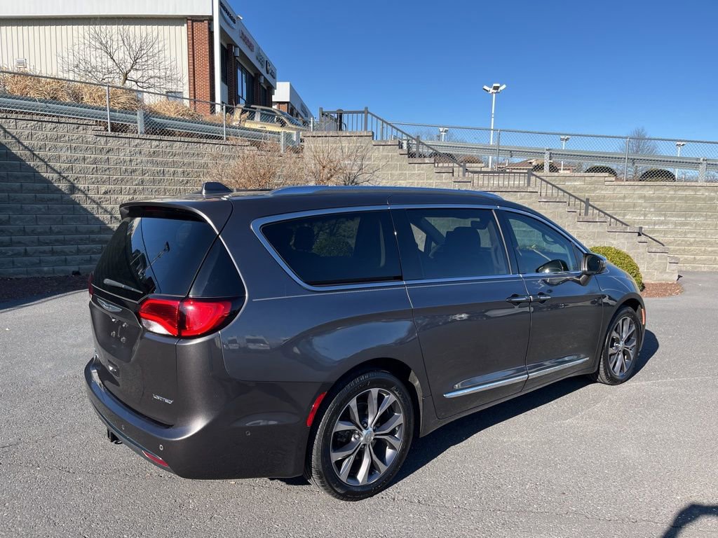 Used 2018 Chrysler Pacifica Limited w/ Tire & Wheel Group image 9