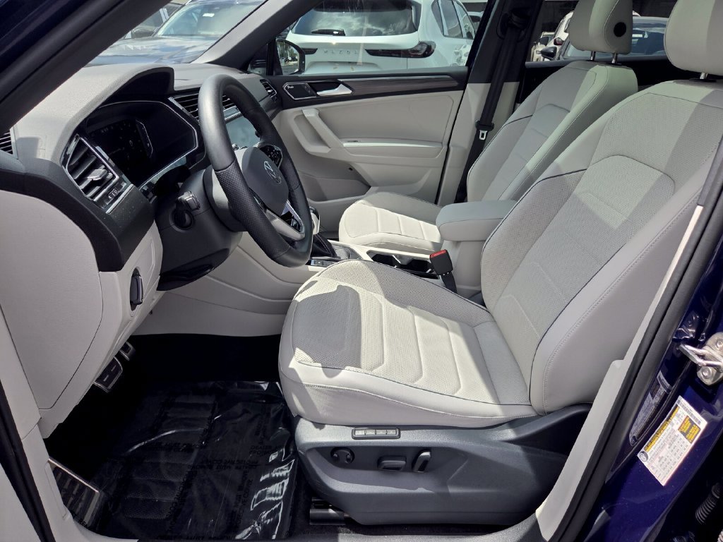 Used 2024 Volkswagen Tiguan SEL R-Line AWD/4WD image 3