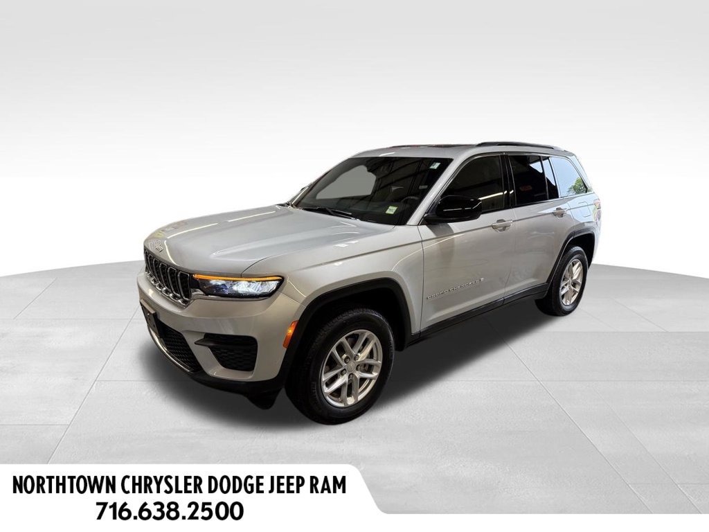 Used 2025 Jeep Grand Cherokee Laredo X AWD/4WD image 1