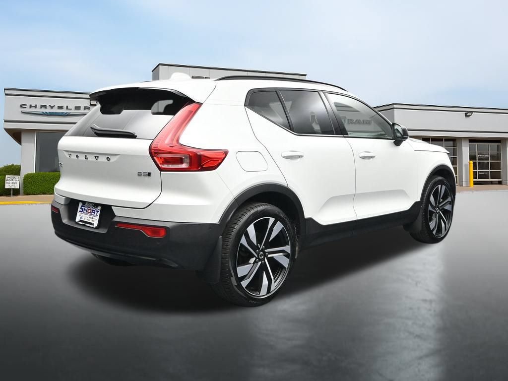 Used 2024 Volvo XC40 B5 Plus w/ Protection Package Premier AWD/4WD image 5