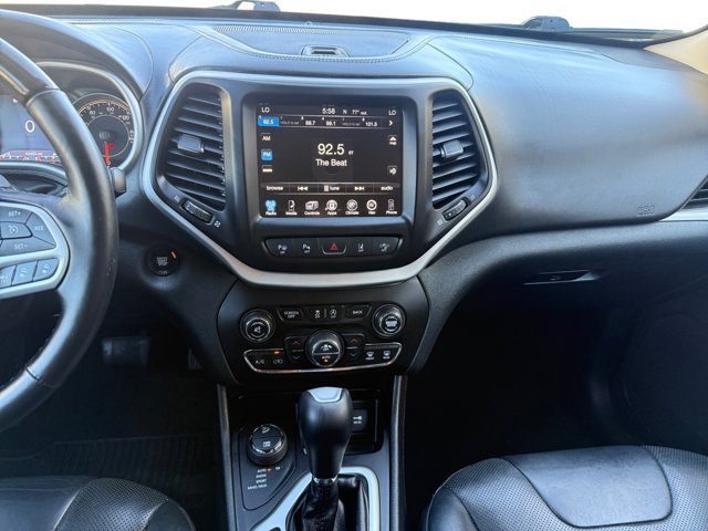 Used 2017 Jeep Cherokee Overland w/ Technology Group AWD/4WD image 15