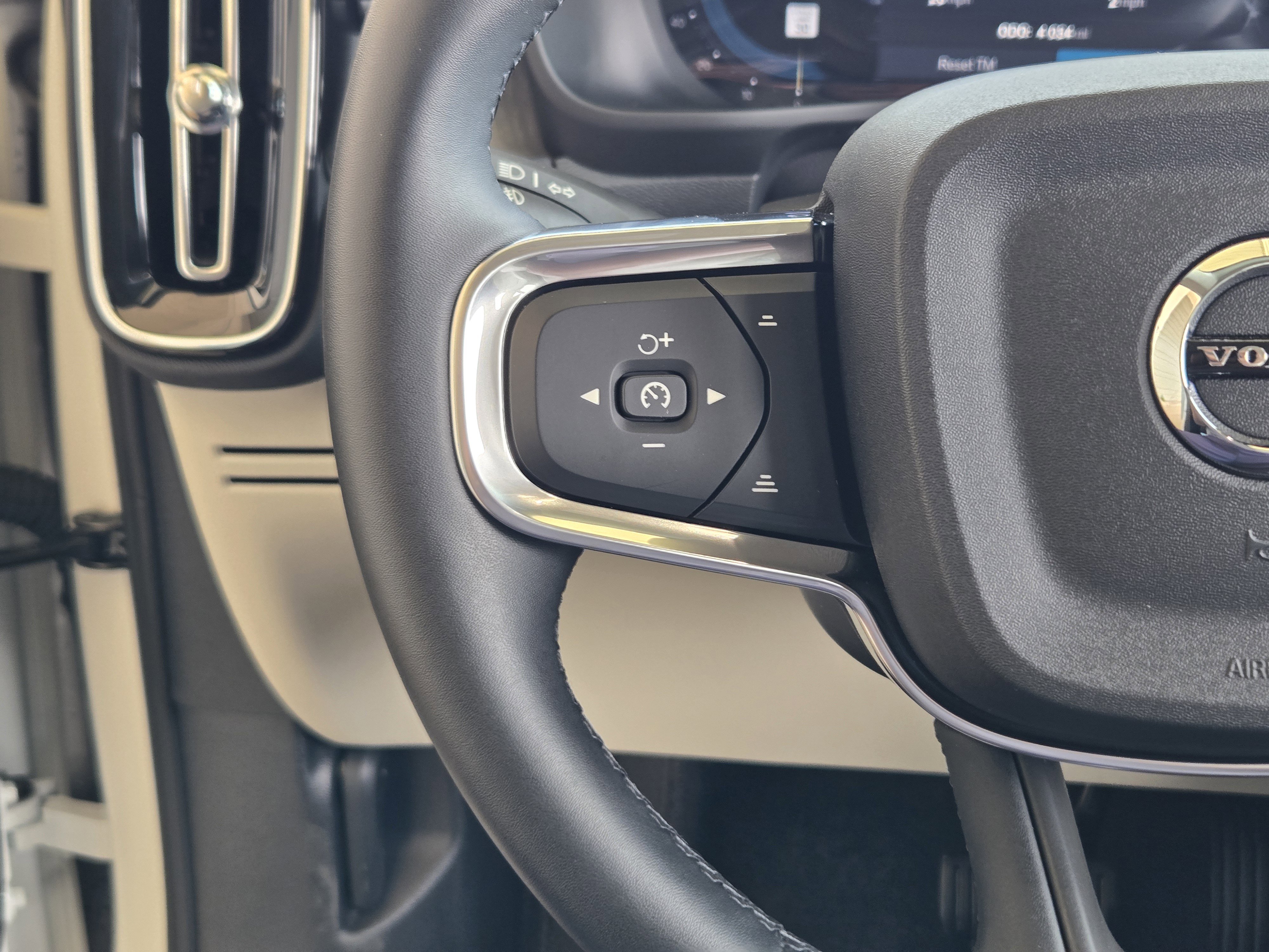 Used 2025 Volvo XC40 B5 Plus w/ Protection Package Premier image 38