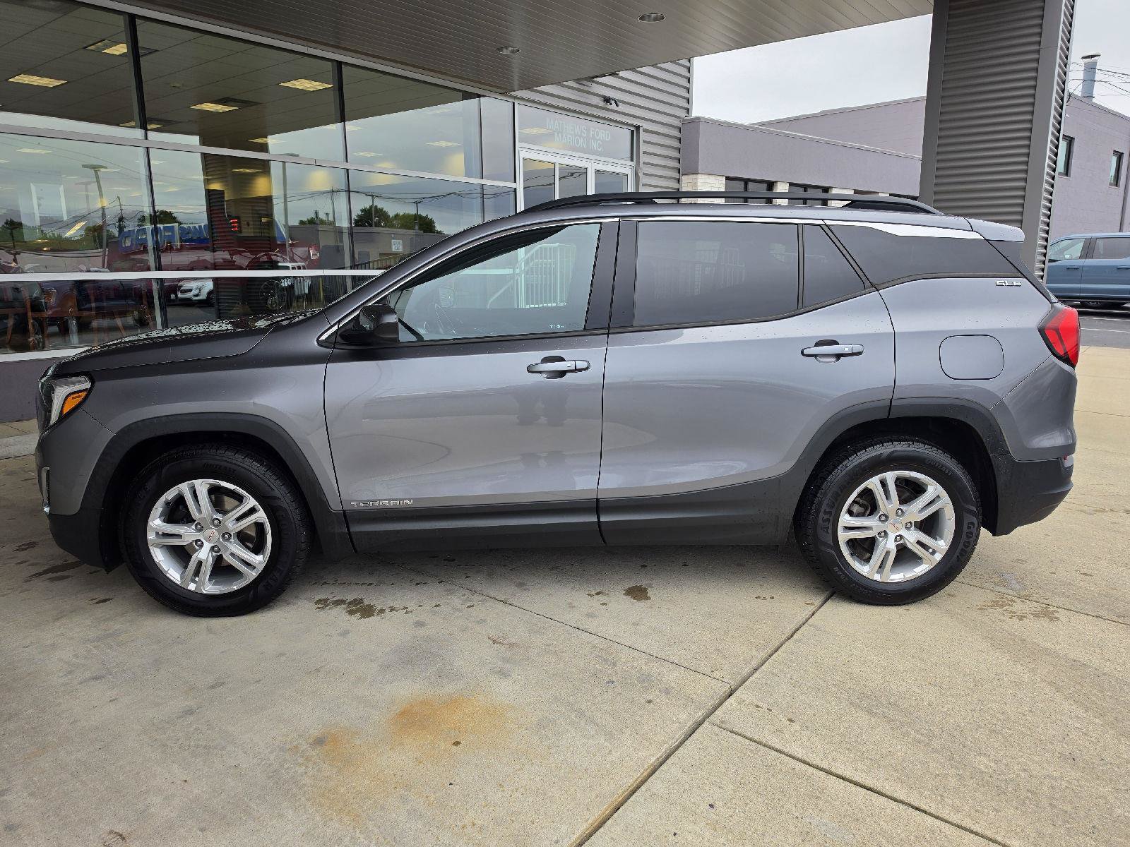 Used 2018 GMC Terrain SLE w/ Driver Convenience Package FWD image 2