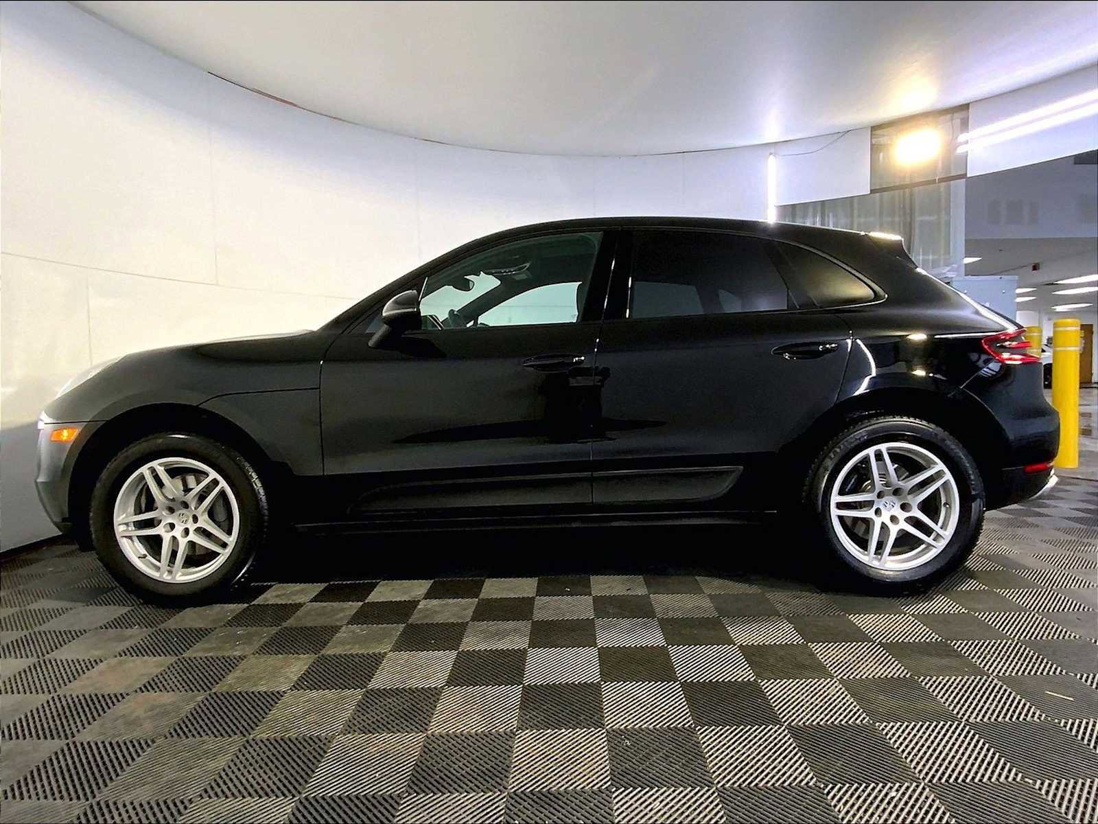 Certified 2018 Porsche Macan AWD/4WD image 2