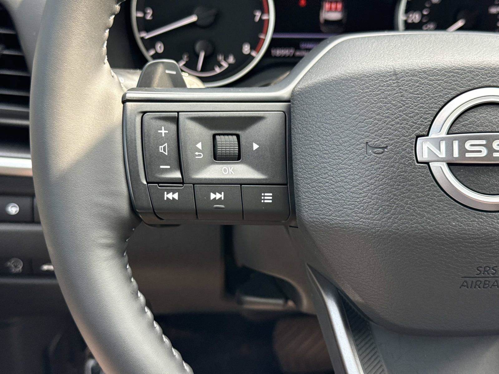 Used 2025 Nissan Rogue SV FWD image 9