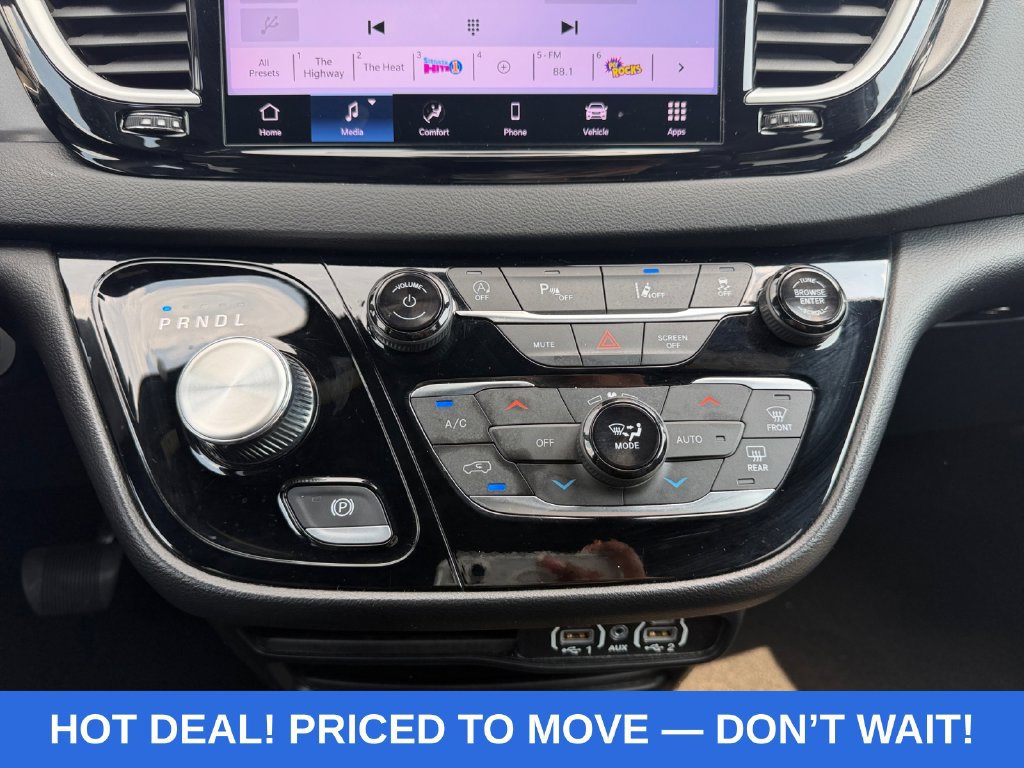 Used 2025 Chrysler Pacifica Select FWD image 11