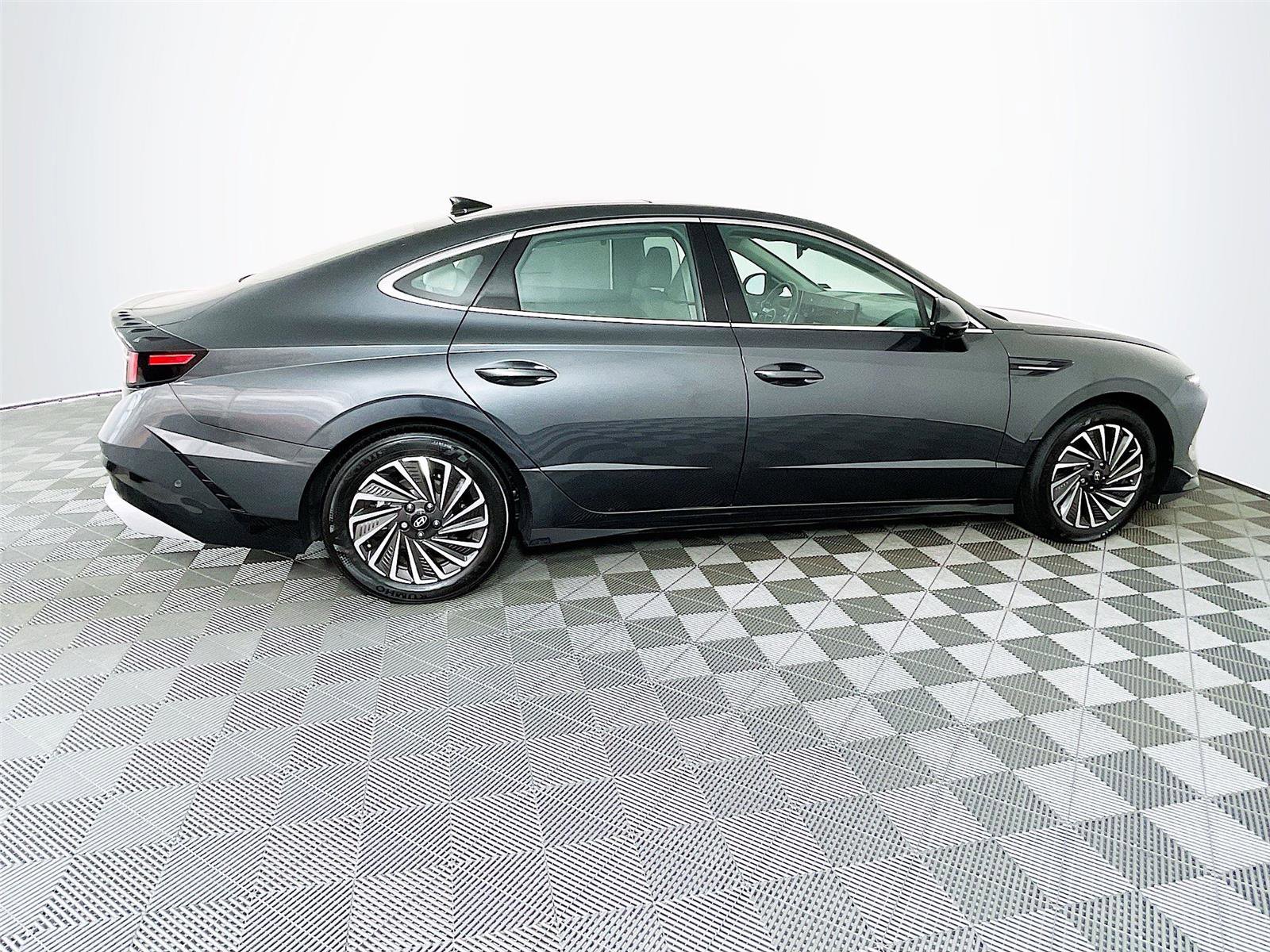 Used 2025 Hyundai Sonata Limited image 10