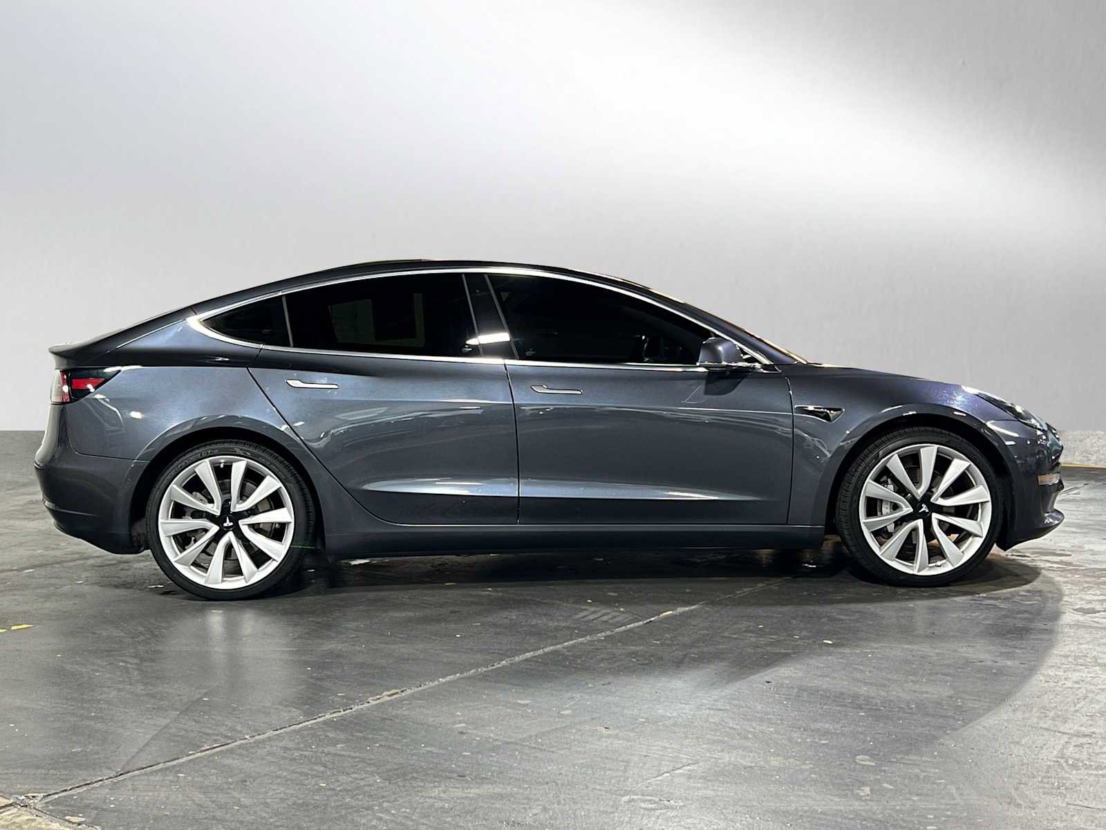 Used 2019 Tesla Model 3 Standard Range image 2