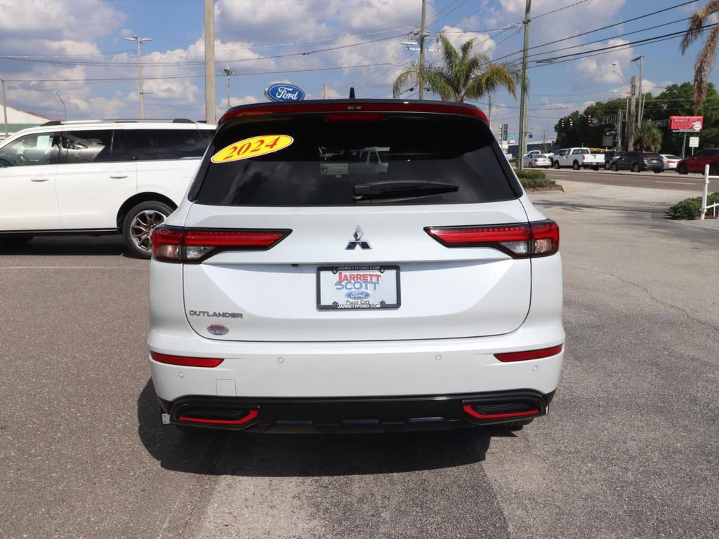 Used 2024 Mitsubishi Outlander SE Black Edition image 12