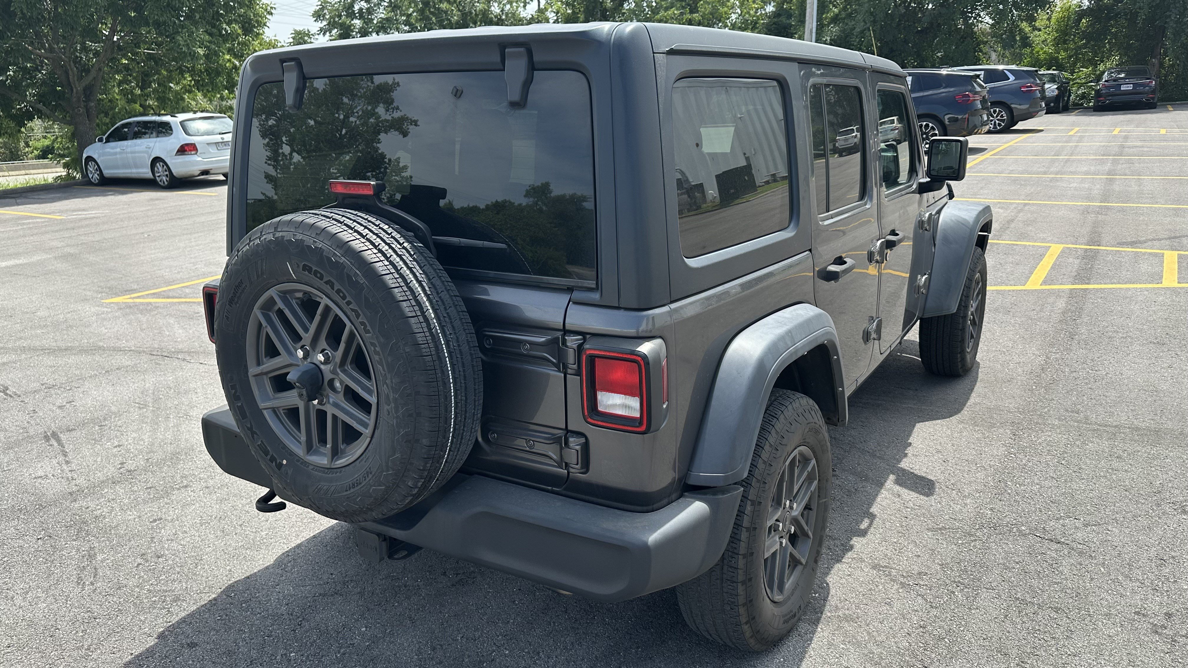 Used 2024 Jeep Wrangler Unlimited Sport AWD/4WD image 10
