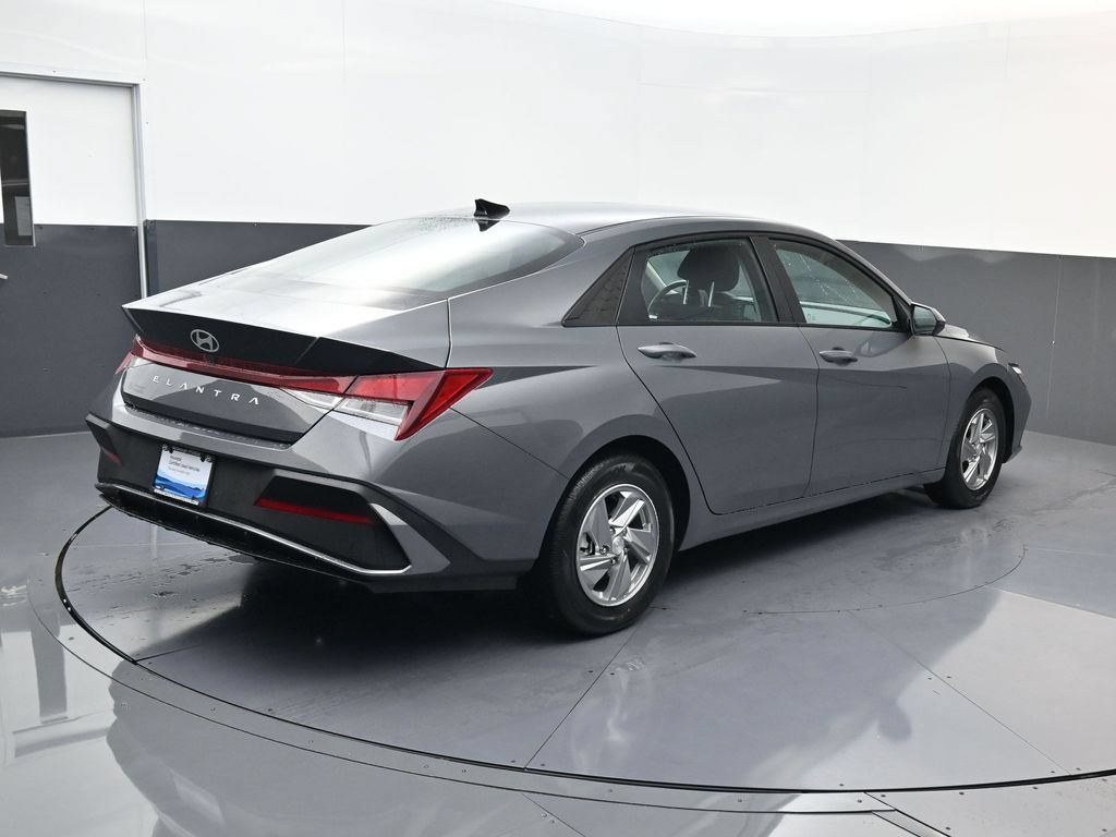 Certified 2026 Hyundai Elantra SE FWD image 4